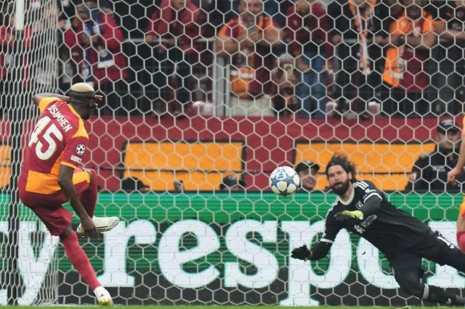 페널티킥 골 넣는 갈라타사라이의 빅터 오시멘. 연합뉴스