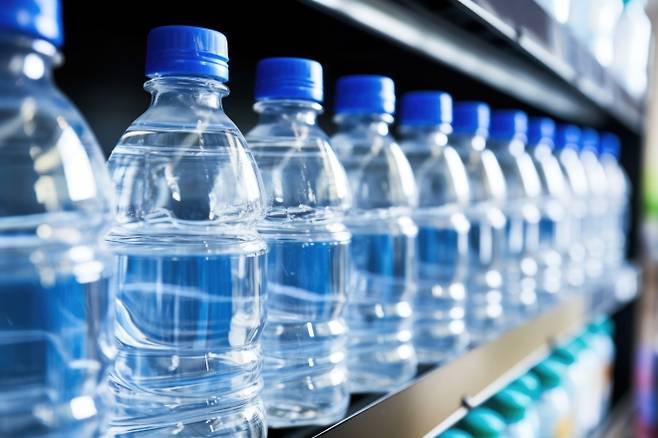 진열대에 놓인 생수병들. 123rf