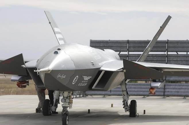 아셀산이 개발한 정밀유도폭탄 ‘톨룬’을 장착한 바이락타르 크즐엘마 무인전투기가 지상에서 점검을 받고 있다. 바이카르 제공