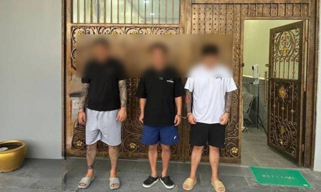 최근 캄보디아 수도 프놈펜에서 한국인 등 40여명을 데리고 온라인 사기 작업장을 운영하다 체포, 기소된 한국인 주범 3명. 2025.09.30. 크메르타임스 홈페이지=연합뉴스