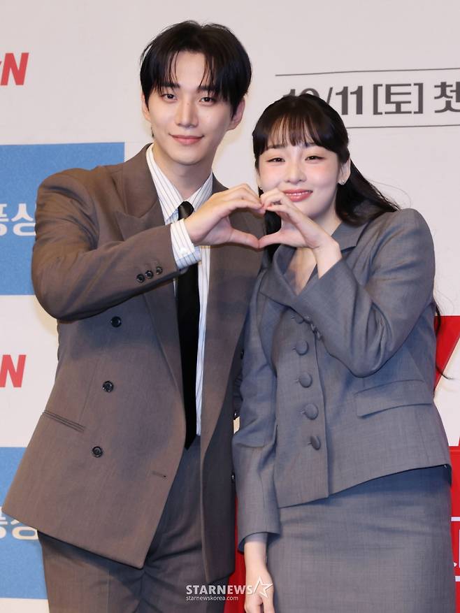 배우 이준호, 김민하가 1일 오후 서울 구로구 더 링크 트리뷰트 포트폴리오 호텔에서 진행된 tvN 드라마 '태풍상사' 제작발표회에 참석해 포즈를 취하고 있다. 1997년 IMF. 직원도, 돈도, 팔 것도 없는 무역회사의 사장이 되어버린 초보 상사맨 ‘강태풍’의 고군분투 성장기 '태풍상사'는 오는 11일 첫 방송된다. /2025.10.01 /사진=이동훈 photoguy@