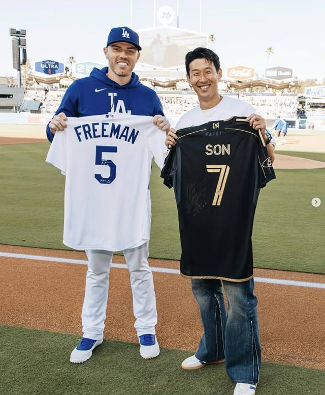 LA다저스의 앤드류 프리드먼과 손흥민(오른쪽)이 기념샷을 찍고 있다. /사진=LAFC SNS