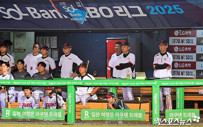 30일 오후 서울 송파구 잠실야구장에서 열린 '2025 신한 SOL Bank KBO리그' 두산 베어스와 LG 트윈스의 경기, 9회말 LG 선수단이 더그아웃에서 경기를 지켜보고 있다. 엑스포츠뉴스 잠실, 김한준 기자