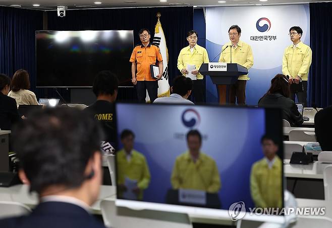 화재 브리핑 나선 이재용 국가정보자원관리원장 (서울=연합뉴스) 김성민 기자 = 이재용 국가정보자원관리원장(왼쪽 세번째)이 27일 오전 서울 종로구 정부서울청사 브리핑실에서 열린 '국가정보자원관리원 정부 서비스 장애 관련 브리핑'에서 발언하고 있다. 2025.9.27 ksm7976@yna.co.kr