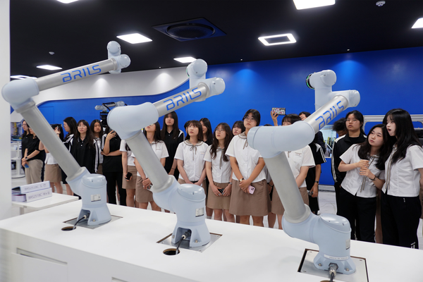 지난 7월 명신여자고등학교 학생들이 브릴스에 방문해 견학을 하고 있다./브릴스 제공