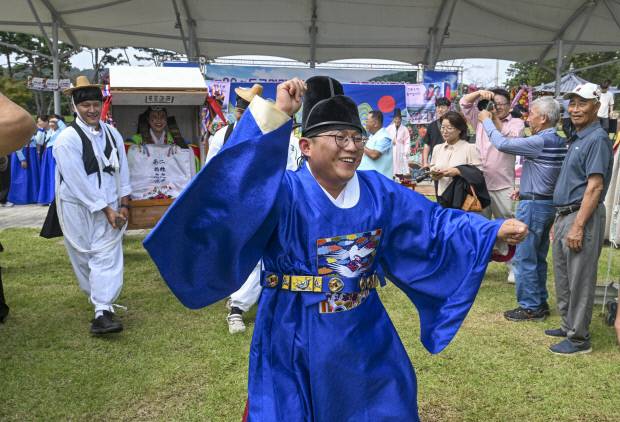 새 신랑 정왕기씨가 지난 27일 화순군 도곡면 세계 거석테마파크에서 열린 전통 혼례식에서 태국 출신 신부 리우씨와 행진하며 춤추고 있다.
/김진수 기자 jeans@kwangju.co.kr