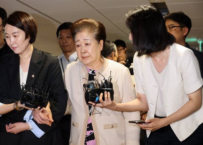 한학자 통일교 총재가 지난달 17일 서울 종로구 KT광화문빌딩에 마련된 김건희 여사의 의혹을 수사하는 민중기 특별검사팀 사무실에 세 번의 소환 불응 만에 자진 출석하고 있다. (사진=연합뉴스)