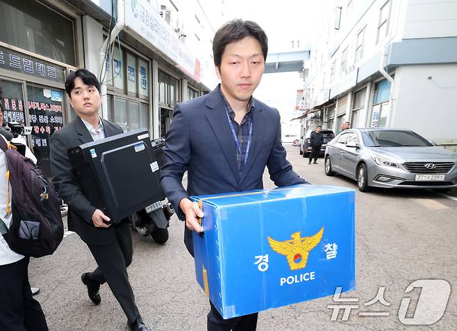 국가정보자원관리원 화재 원인을 수사 중인 경찰이 2일 오전 9시부터 대전 국정자원과 이번 화재와 관련된 대전지역 3개 업체 등 4개소에 대한 압수수색에 들어간 가운데 무정전 전원 장치(UPS)용 리튬이온 배터리 이관 작업을 맡은 일성계전에서 압수수색을 마친 수사관들이 압수물품을 들고 이동하고 있다. 2025.10.2/뉴스1 ⓒ News1 김기태 기자