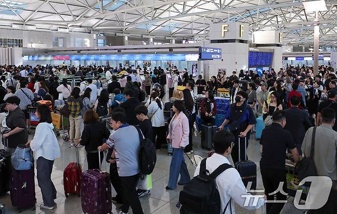 추석 연휴를 하루 앞둔 2일 오전 인천국제공항 제1여객터미널이 여행객들로 북적이고 있다. 2025.10.2/뉴스1 ⓒ News1 김성진 기자
