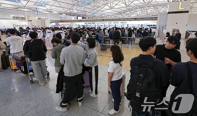 추석 연휴를 하루 앞둔 2일 오전 인천국제공항 제1여객터미널이 여행객들로 북적이고 있다. 2025.10.2/뉴스1 ⓒ News1 김성진 기자