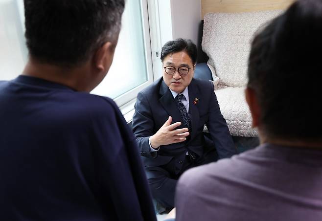 우원식 국회의장은 2일 충북 청주를 방문해 몽골 출신 산업재해 이주노동자 오기나 씨와 면담을 가졌다. (국회의장실 제공) 2025.10.02/뉴스1