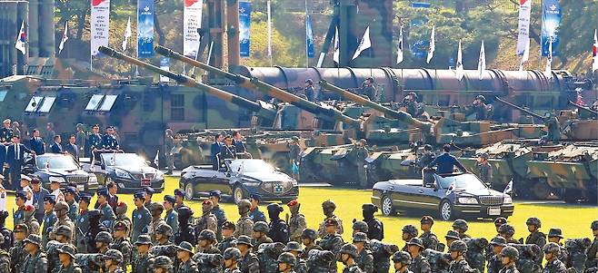 연합뉴스사열하는 李대통령 이재명 대통령이 1일 충남 계룡대에서 열린 제77주년 국군의날 기념 행사에서 열병 차량에 탑승해 사열하고 있다. 이 대통령 옆에는 안규백 국방부 장관이 섰다. 이 대통령은 이날 기념사에서 “굳건한 한미 동맹 기반 위에 전시작전통제권을 회복해 대한민국이 한미 연합 방위 태세를 주도해 나가겠다”고 했다.