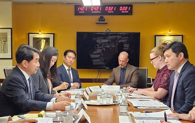 한미 양국 정부 대표단이 지난달 30일(현지 시각) 미국 워싱턴 D.C.에서 ‘한미 상용 방문 및 비자 워킹 그룹’ 1차 회의를 하고 있다. 외교부는 이날 회의에 우리 측은 정기홍(왼쪽 끝) 재외국민 보호 및 영사 담당 정부 대표, 미국 측은 케빈 킴(오른쪽 끝) 국무부 동아태국 고위 관리가 각각 수석 대표로 참여했다고 밝혔다./외교부