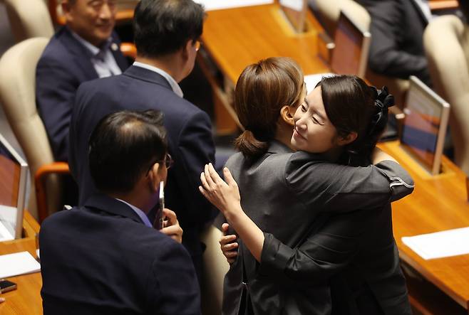 지난 5일 국회 본회의장. 여가부 장관 후보 자진사퇴 후 등원한 민주당 강선우 의원을 의원들이 환영하고 있다. /연합뉴스