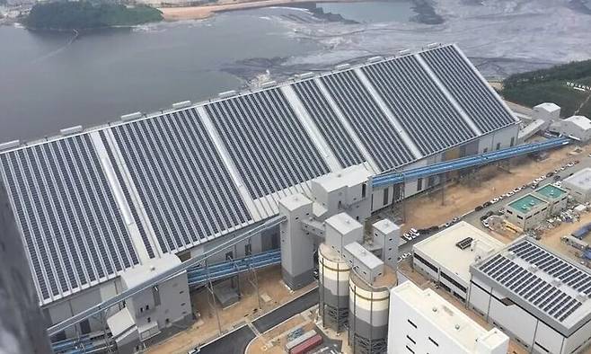 신보령화력발전소의 대형 석탄저장고 옥상에 2.9메가와트(MW) 규모 태양광 패널이 빼곡하게 설치돼 있다. 한국중부발전 제공