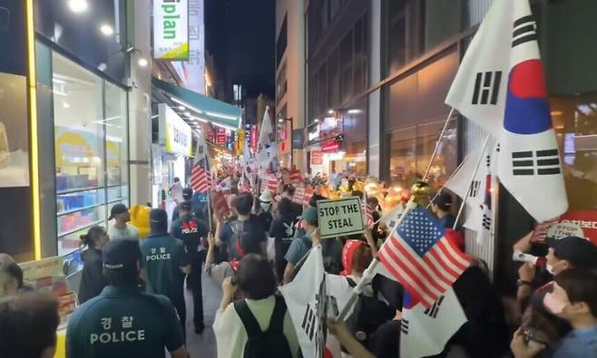 지난 9일 보수단체 ‘자유대학’ 등이 주최한 반중집회 참가자들이 서울 중구 명동거리를 행진하고 있다. 자유대학 유튜브 갈무리