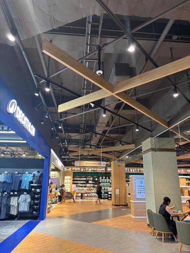 7월 31일 스타필드 마켓 3호점으로 리뉴얼한 이마트 동탄점의 2층 모습. 천장 구조물이 다 드러난 구조가 눈에 띈다. 이마트 제공
