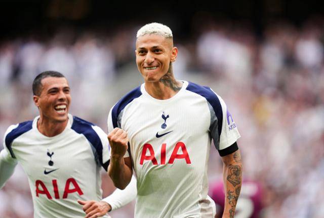 토트넘의 히샤를리송(오른쪽)이 지난 8월 영국 런던의 토트넘 홋스퍼 스타디움에서 열린 2025~26시즌 EPL 번리와의 경기에서 후반 멀티골을 성공한 뒤 기뻐하고 있다. 런던=AP 연합뉴스