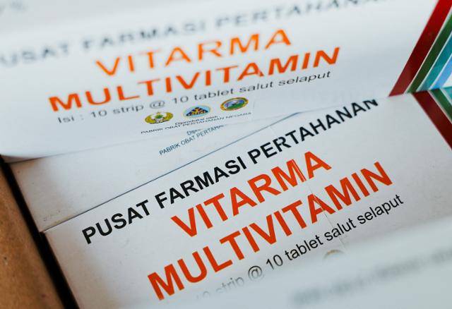 1일 인도네시아 자카르타에서 정부 무상급식에 함께 배포될 군 생산 비타민 상자가 놓여 있다. 자카르타=로이터 연합뉴스