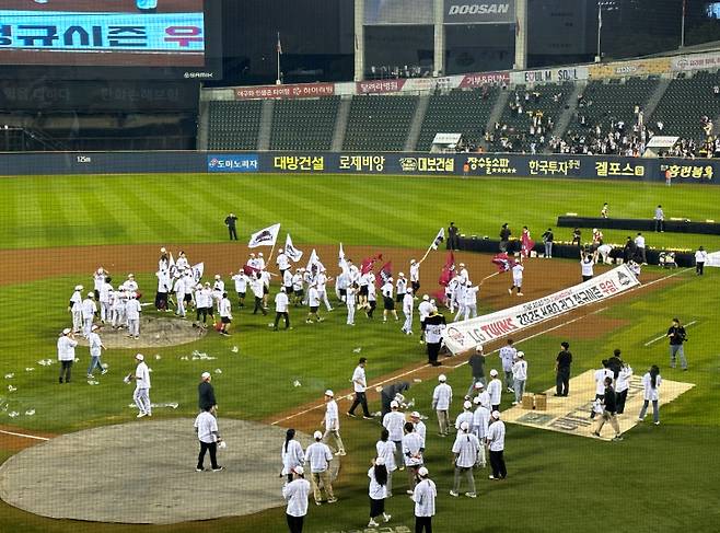 경기 종료 후 한 시간이 지난 시각에도 우측 외야에 일부 팬들이 남아 있다.