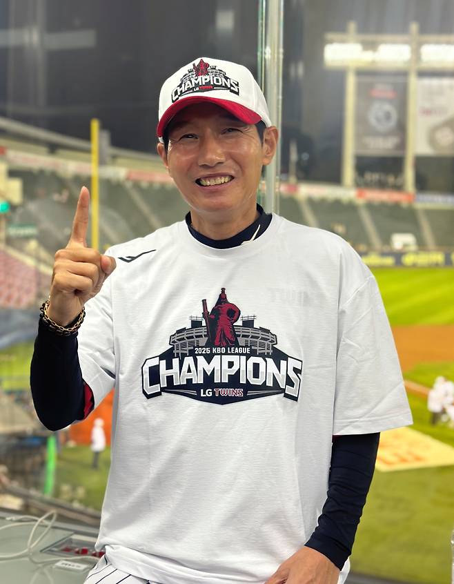LG 염경엽 감독이 1일 정규시즌 우승 확정 후 취재진과 인터뷰를 하며 환하게 웃고 있다. 잠실=이형석 기자