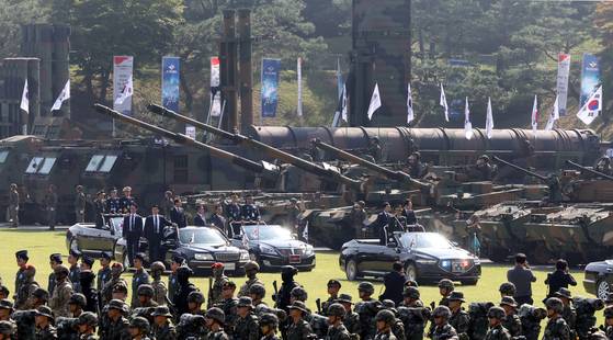 이재명 대통령이 1일 충남 계룡대 대연병장에서 열린 건군 77주년 국군의 날 기념행사에서 열병차량(오른쪽 차량)에 탑승해 현무-5, K-9 자주포 등을 사열하고 있다. 대통령실사진기자단