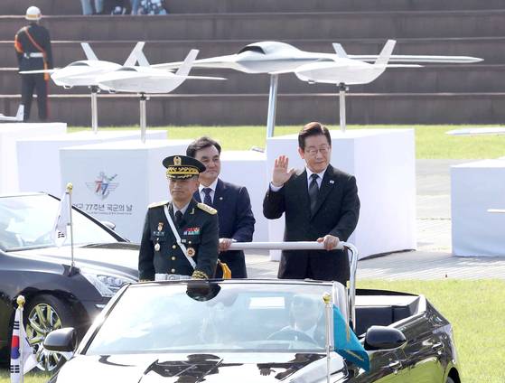 1일 열병식 사열을 하는 이재명 대통령 뒤로 무인기 모형이 보인다. 대통령실사진기자단