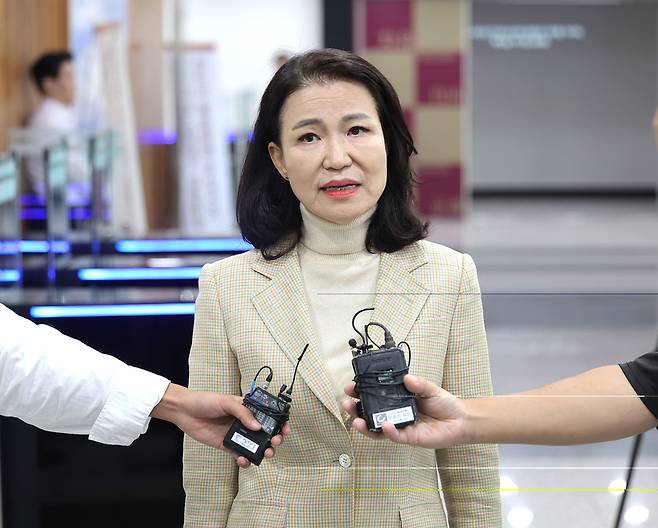 이진숙 전 방송통신위원장이 1일 서울 종로구 헌법재판소에서 방송미디어통신위원회 설치법에 대한 헌법소원심판 청구서를 제출한 뒤 발언하고 있다. /연합뉴스