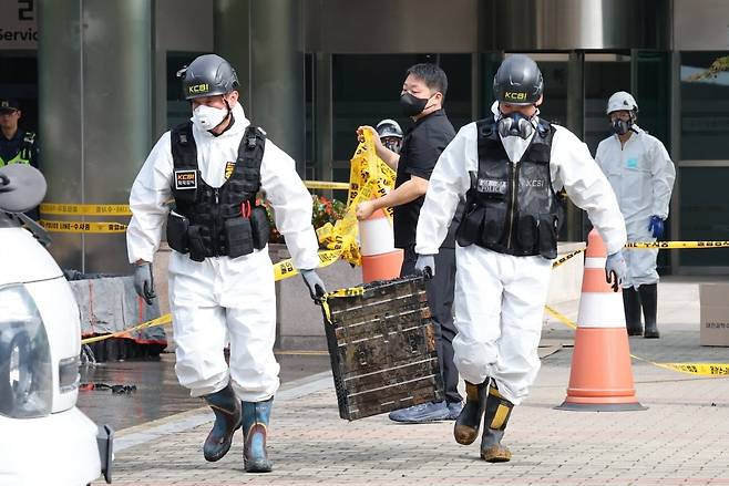 9월 30일 오전 대전 국가정보자원관리원 화재 4일차 합동감식이 시작된 가운데, 합동감식반이 화재 현장에서 반출한 리튬이온 배터리를 운반하고 있다.사진=뉴스1