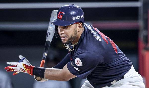 빅터 레이예스는 지난 시즌에 이어 올 시즌도 리그 최다 안타왕에 올랐지만 적은 홈런은 아쉬움으로 남는다. 사진은 레이예스가 안타 치는 모습. 롯데 자이언츠 제공