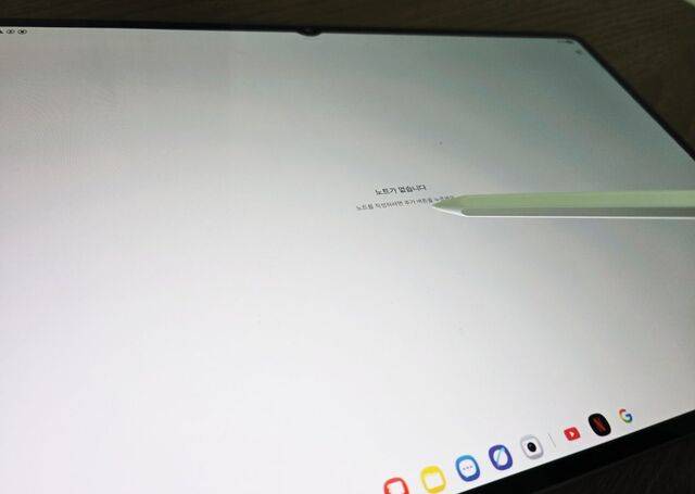 새로 출시된 육각형 S펜을 이용해 S11 울트라에 메모를 하는 모습.