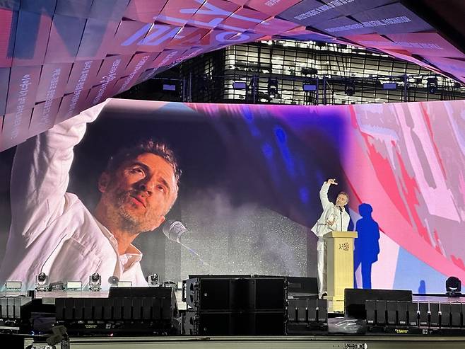 제5회 서울도시건축비엔날레 개막식에서 설명하고 있는 총감독 토마스 헤더윅 / 사진=권효정 여행+기자