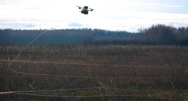 전파 방해로부터 자유로운 광섬유 기반 드론 작동 모습 <사진=우크라이나 국방부>