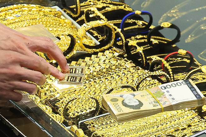 국내 금값이 연일 고공행진을 달리며 5대 시중은행 골드 상품 판매가 역대 최대치를 경신하고 있다. 사진은 서울 종로구 한 금은방에서 고객이 금 거래를 하는 모습. /사진=뉴시스