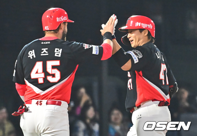 나성범과 위즈덤./OSEN DB