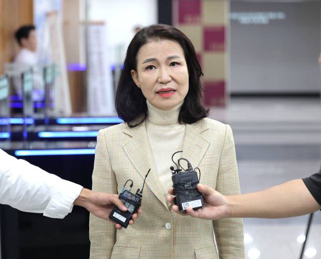 이진숙 전 방송통신위원장이 1일 서울 종로구 헌법재판소에서 방송미디어통신위원회 설치법에 대한 헌법소원심판 청구서를 제출한 뒤 발언하고 있다. 연합뉴스