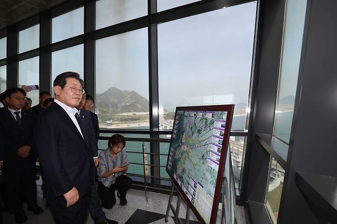 4월24일 더불어민주당 이재명 당시 대선후보가 새만금 33센터를 방문해 일대를 둘러보고 있다. ⓒ전북사진기자단