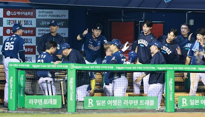 NC 선수들이 팀 득점이 나오자 덕아웃에서 환호하는 모습. 잠실|뉴시스