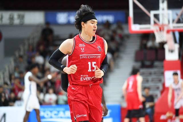 경기에 집중하는 김종규. /사진=KBL 제공