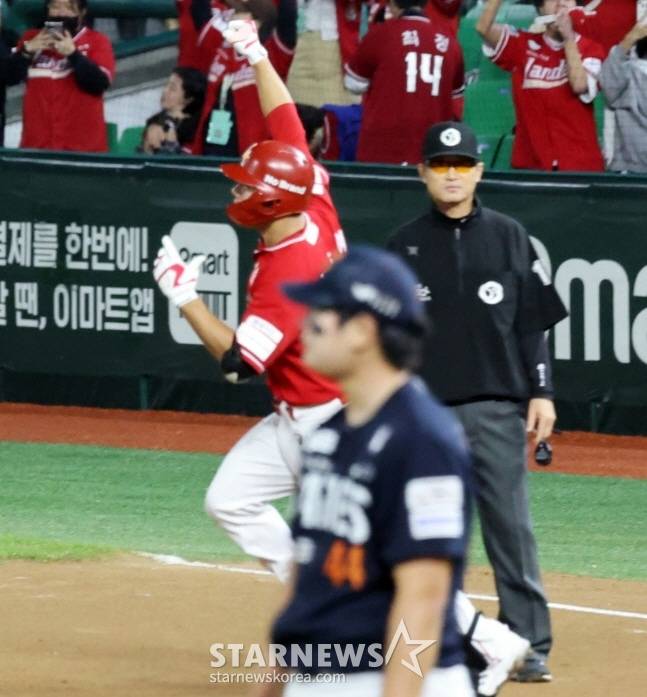 SSG 이율예(왼쪽)가 1일 한화전 9회말 끝내기 투런 홈런을 터뜨리고 기뻐하고 있다. /사진=강영조 선임기자