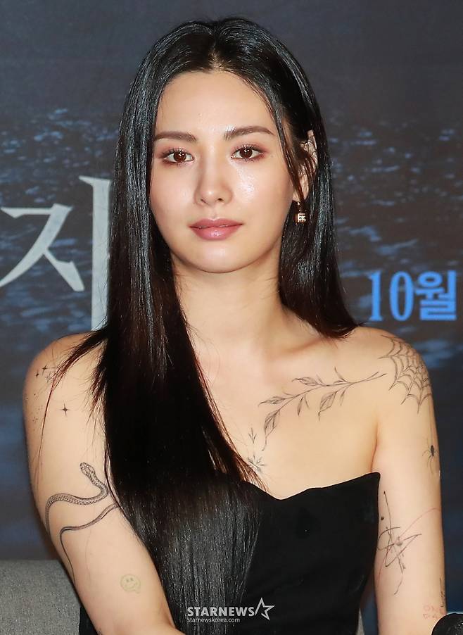 배우 나나가 20일 오전 서울 광진구 롯데시네마 건대입구점에서 진행된 영화 '자백'(감독 윤종석) 제작발표회에 참석해 질문을 받고 있다. 밀실 살인 사건의 용의자로 지목된 유망한 사업가 유민호(소지섭)와 그의 무죄를 입증하려는 승률 100% 변호사 양신애(김윤진)가 숨겨진 사건의 조각을 맞춰나가며 벌어지는 이야기를 그린 영화 '자백'은 10월 26일 개봉예정이다. /2022.09.20