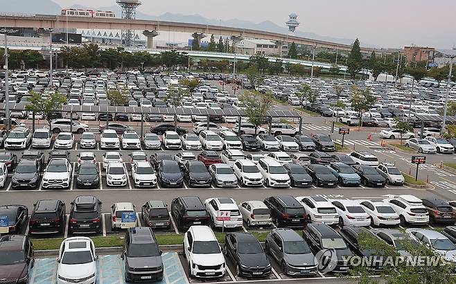 추석 연휴 맞아 김해공항 주차장도 만원 (부산=연합뉴스) 강선배 기자 = 추석 연휴를 하루 앞둔 2일 오전 부산 강서구 김해국제공항 국제선 주차장이 차량으로 가득 차 있다. 2025.10.2 sbkang@yna.co.kr