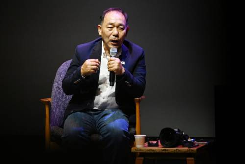 ◇3일 춘천 축제극장 몸짓에서 열린 포토콘서트 ‘덕분에’에서 사진작가 김남덕(강원일보 사진부국장)이 사진기자로서의 삶을 회고하고 있다. 박승선 기자