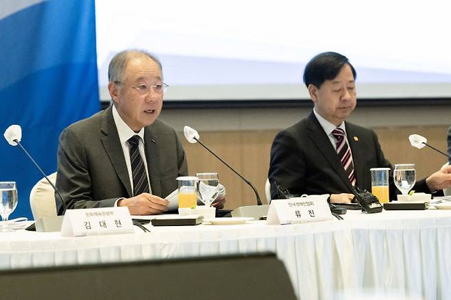 류진 한국경제인협회장이 2일 서울 여의도 FKI타워 컨퍼런스센터에서 열린 서비스산업 경쟁력강화 TF에 참석해 인사말을 하고 있다. (사진=한경협)