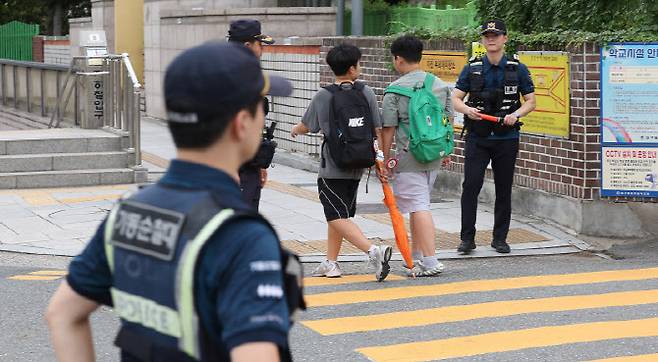 최근 전국에서 어린이 약취유인 범죄가 잇따르는 가운데 경찰에 초등학교 앞 순찰 강화에 나섰다. (사진=연합뉴스)
