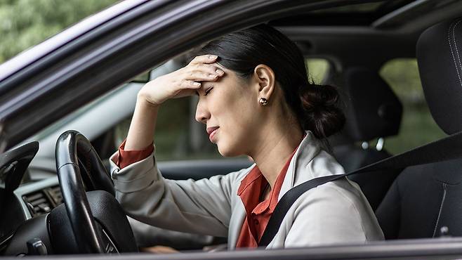 장거리 운전∙이동 중에는 평소보다 두통∙근육통∙소화불량이 쉽게 생길 수 있다┃출처: 게티이미지뱅크