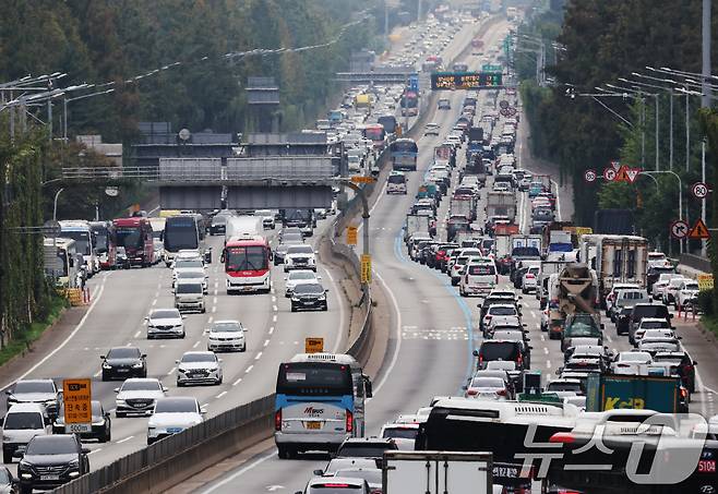 추석 연휴를 하루 앞둔 2일 오후 서울 서초구 경부고속도로 잠원IC 부산방향이 귀성길을 떠나는 차량으로 정체되고 있다. 2025.10.2/뉴스1 ⓒ News1 장수영 기자