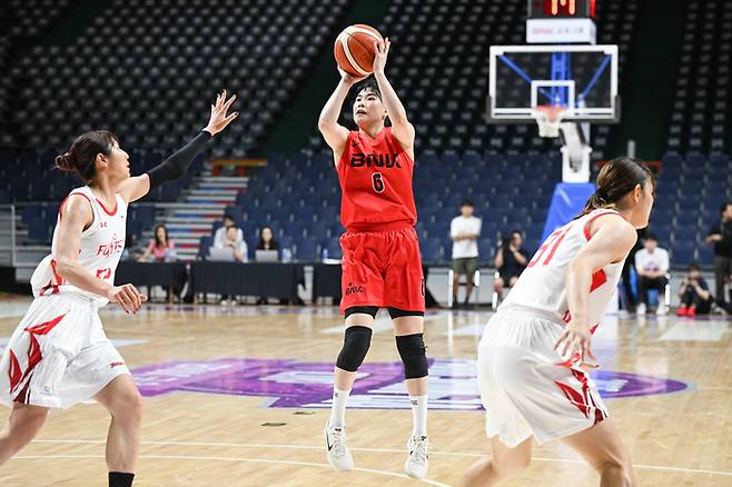 부산 BNK썸 이소희가 30일 부산 사직체육관에서 열린 2025 BNK금융 박신자컵 조별리그 A조 후지쯔전에서 슛을 시도하고 있ㄷ다. 사진 | WKBL