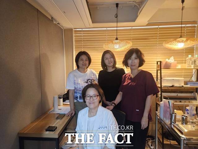 나는봄은 매주 목요일 오후 2시부터 6시까지 운영되며, 의사와 간호사, 활동가 4명이 상주한다. 모두 무급으로 일한다. 맨 왼쪽부터 사회복지사 김수미, 이영희 산부인과 전문의, 사회복지사 이가희, 간호사 곽은영./설상미 기자