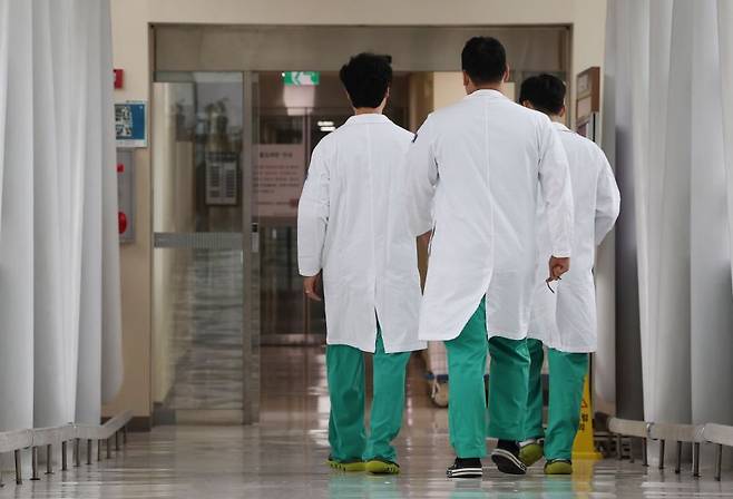 9월 1일 서울 시내 한 대형병원에서 의료진이 이동하고 있다. 연합뉴스